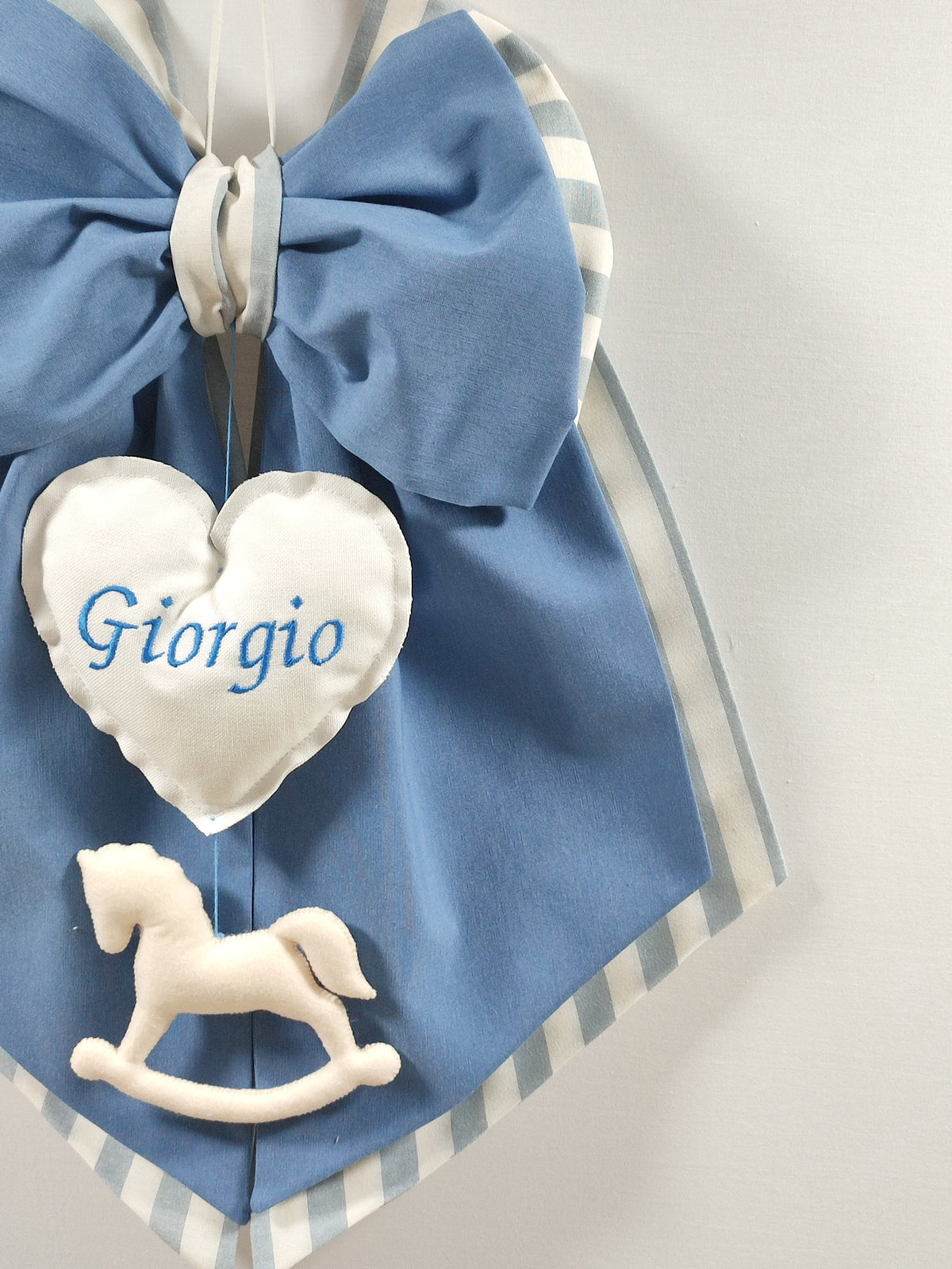 Fiocco nascita maschio blu con nome ricamato, cuore bianco e cavallino a dondolo – fiocco nascita personalizzato per porta clinica