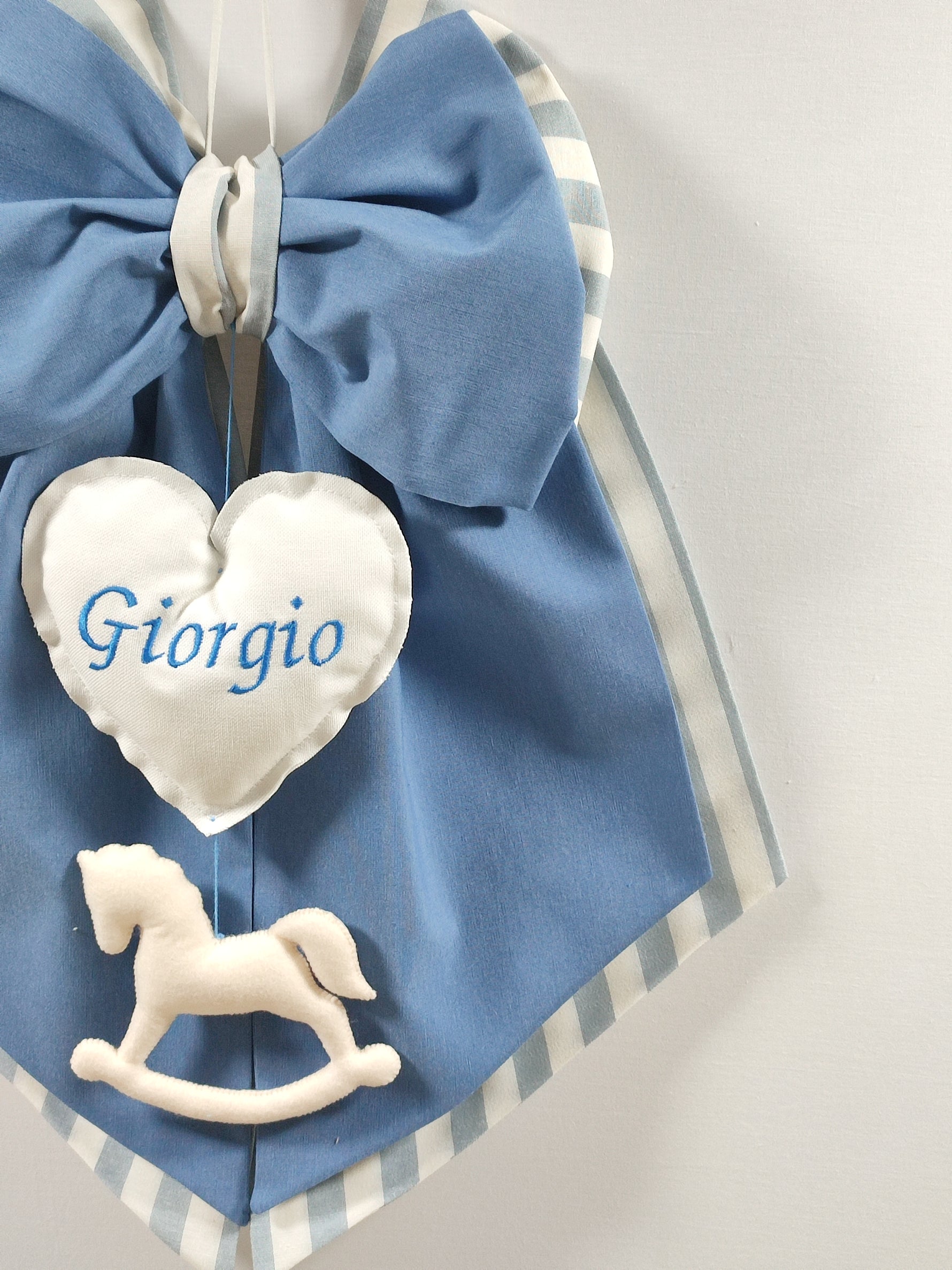Fiocco nascita maschio blu con nome ricamato, cuore bianco e cavallino a dondolo – fiocco nascita personalizzato per porta clinica