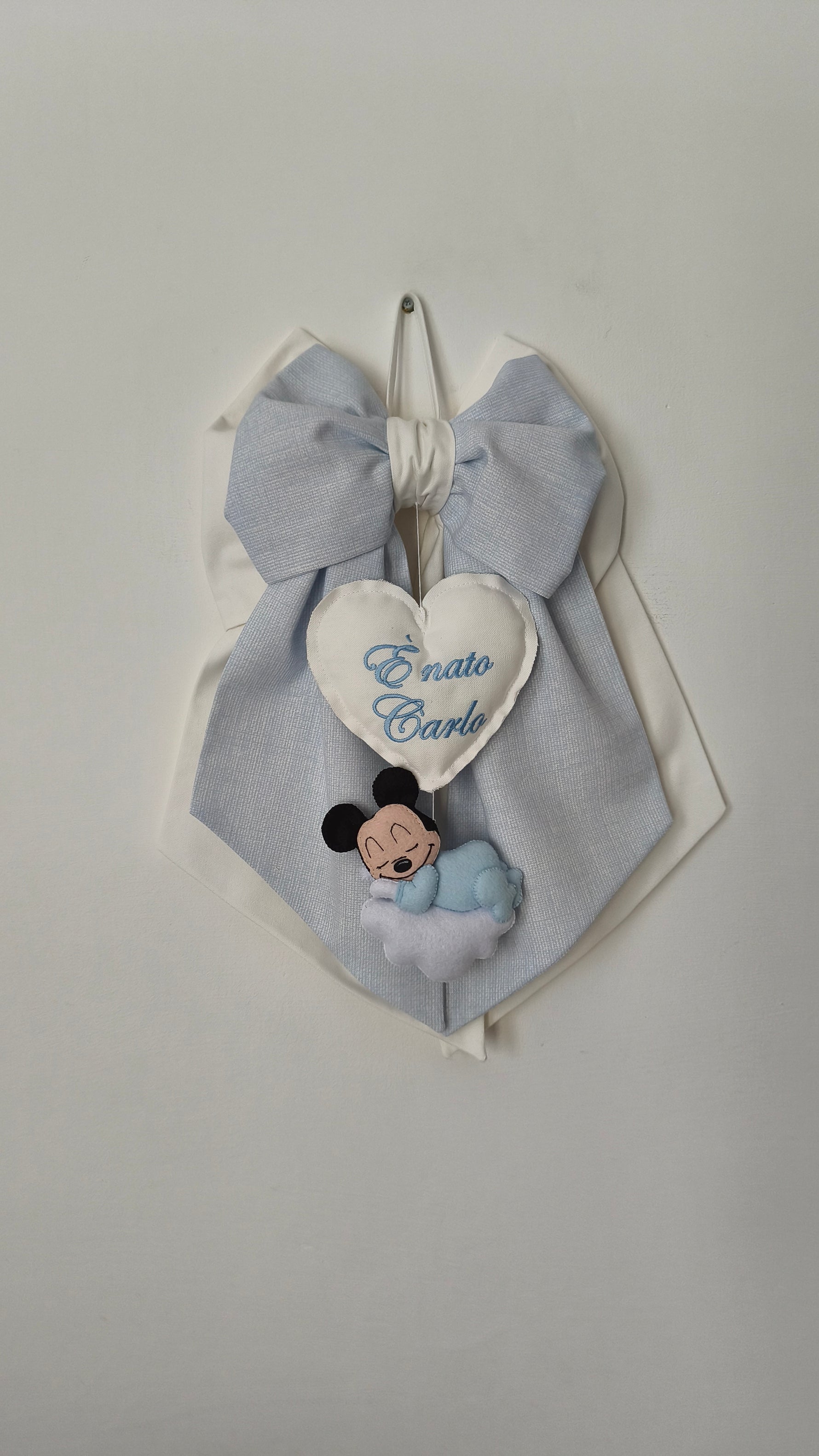 Fiocco nascita maschio celeste e bianco cuore ricamato è nato nome personalizzato personaggio topolino feltro porta ospedale