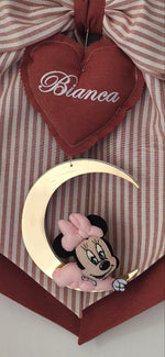 Fiocco nascita rosso mattone a righe con cuore ricamato, luna dorata e Minnie in feltro pendente.