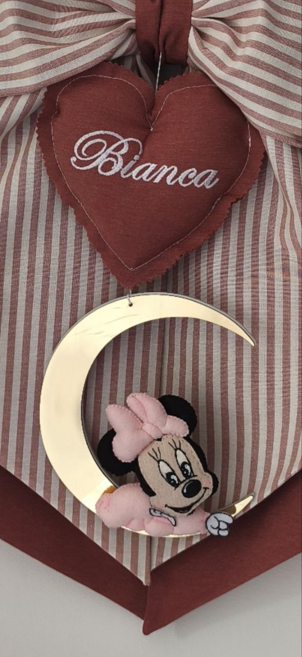 Fiocco nascita rosso mattone a righe con cuore ricamato, luna dorata e Minnie in feltro pendente.