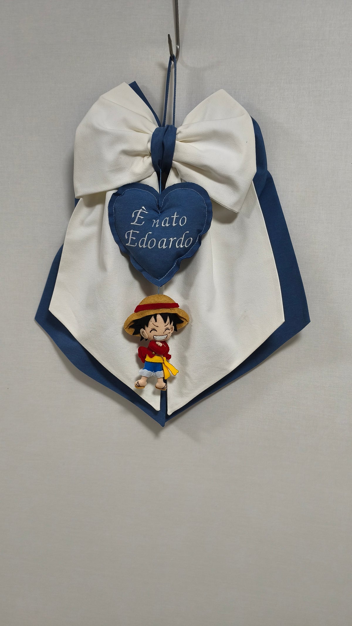  Fiocco nascita blu e bianco con Luffy di One Piece in feltro, cuore centrale personalizzato con nome ricamato.
