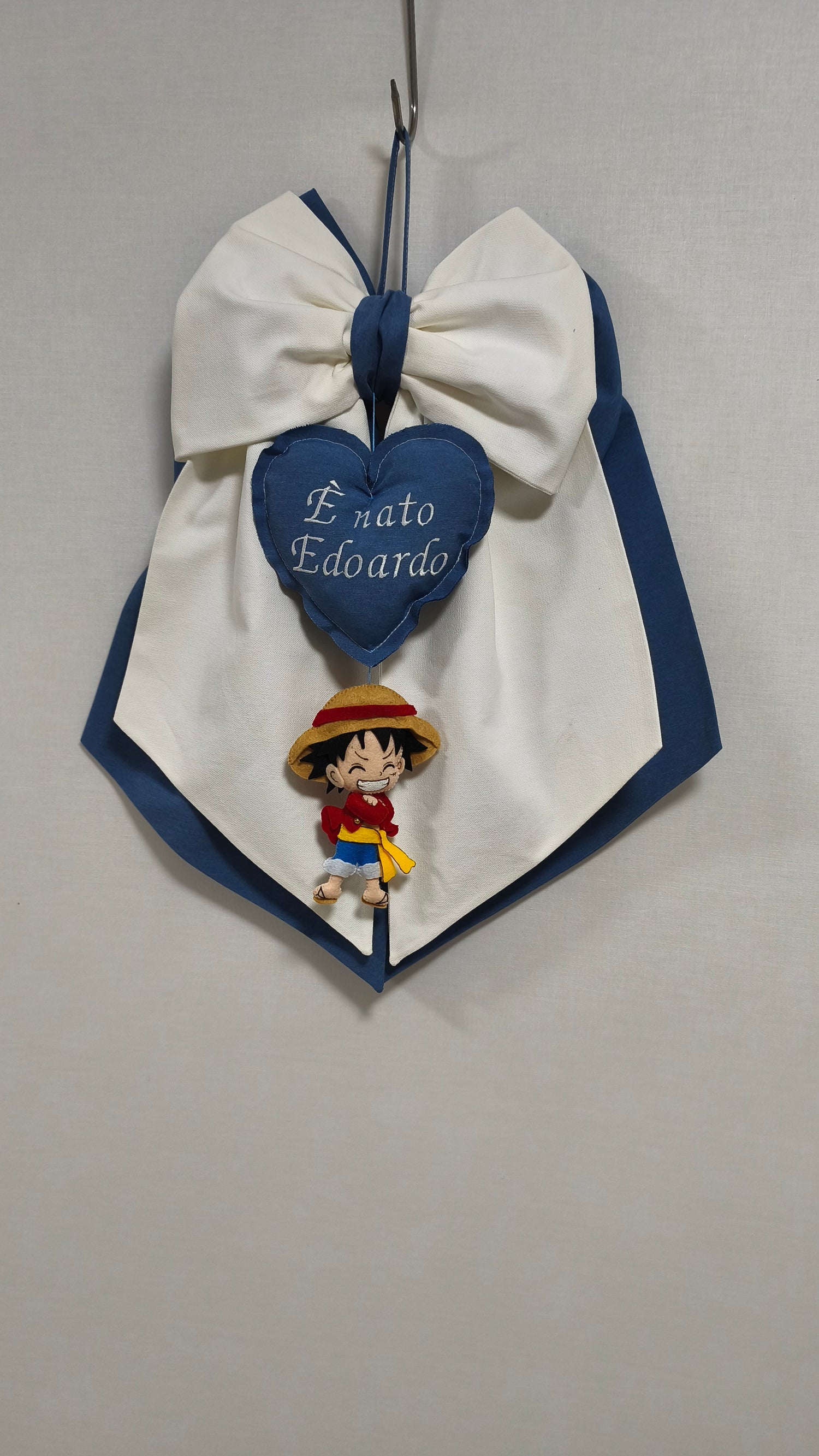  Fiocco nascita blu e bianco con Luffy di One Piece in feltro, cuore centrale personalizzato con nome ricamato.