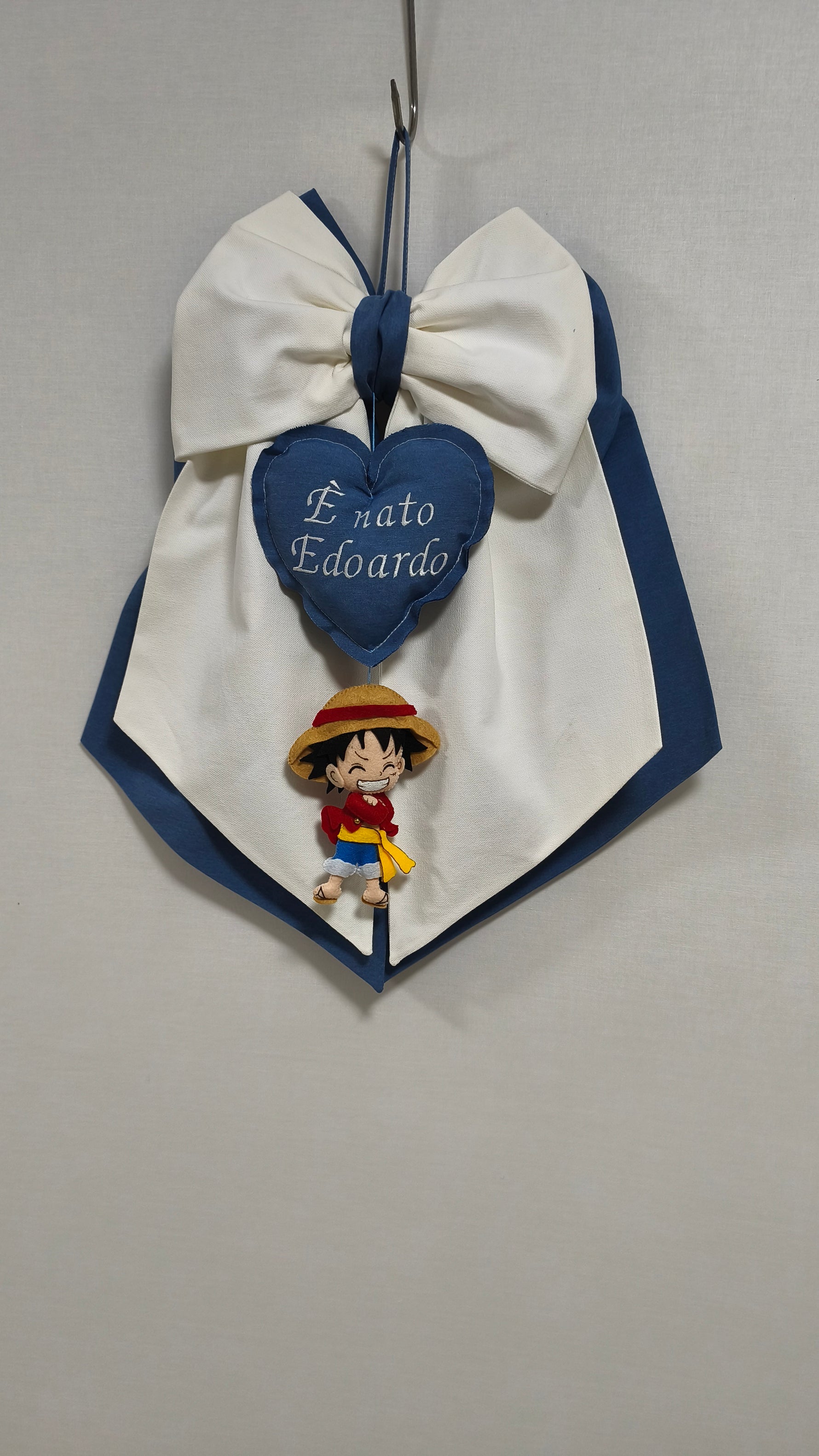  Fiocco nascita blu e bianco con Luffy di One Piece in feltro, cuore centrale personalizzato con nome ricamato.