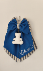 Fiocco nascita blu e beige a righe con orsetto bianco in tessuto bouclé e coda personalizzabile per bimbo.
