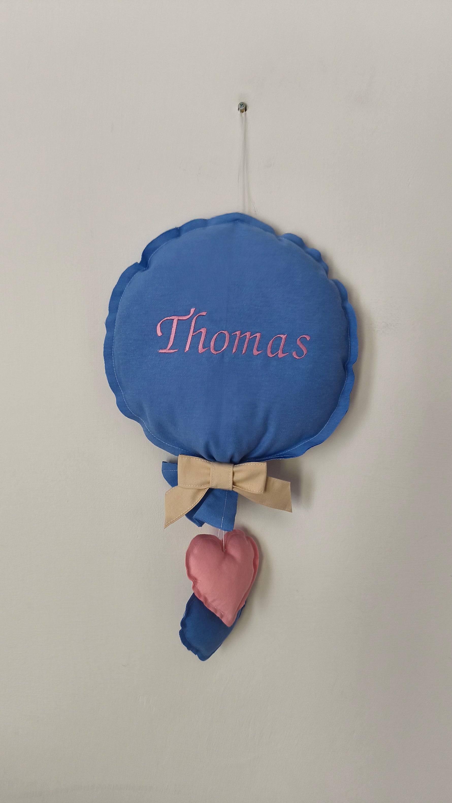 Fiocco nascita palloncino in tessuto blu con nome personalizzato ricamato in rosa, cuore decorativo e fiocchetto beige – fatto a mano per portone ospedale e culla