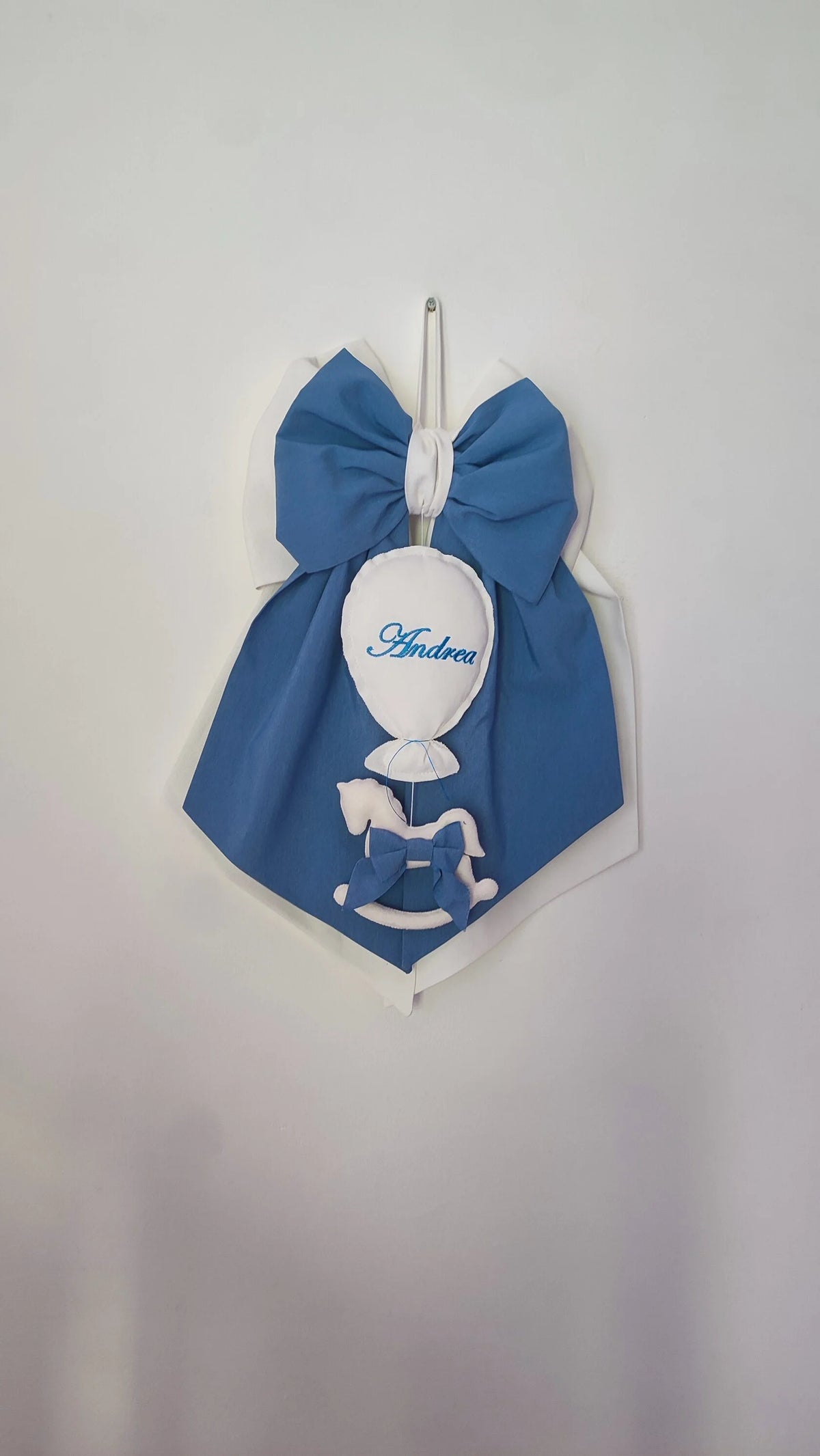Fiocco nascita coccarda in cotone blu azzurro e bianco latte, con nome ricamato e cavallino in feltro, fatto a mano per portone, culla e ospedale 