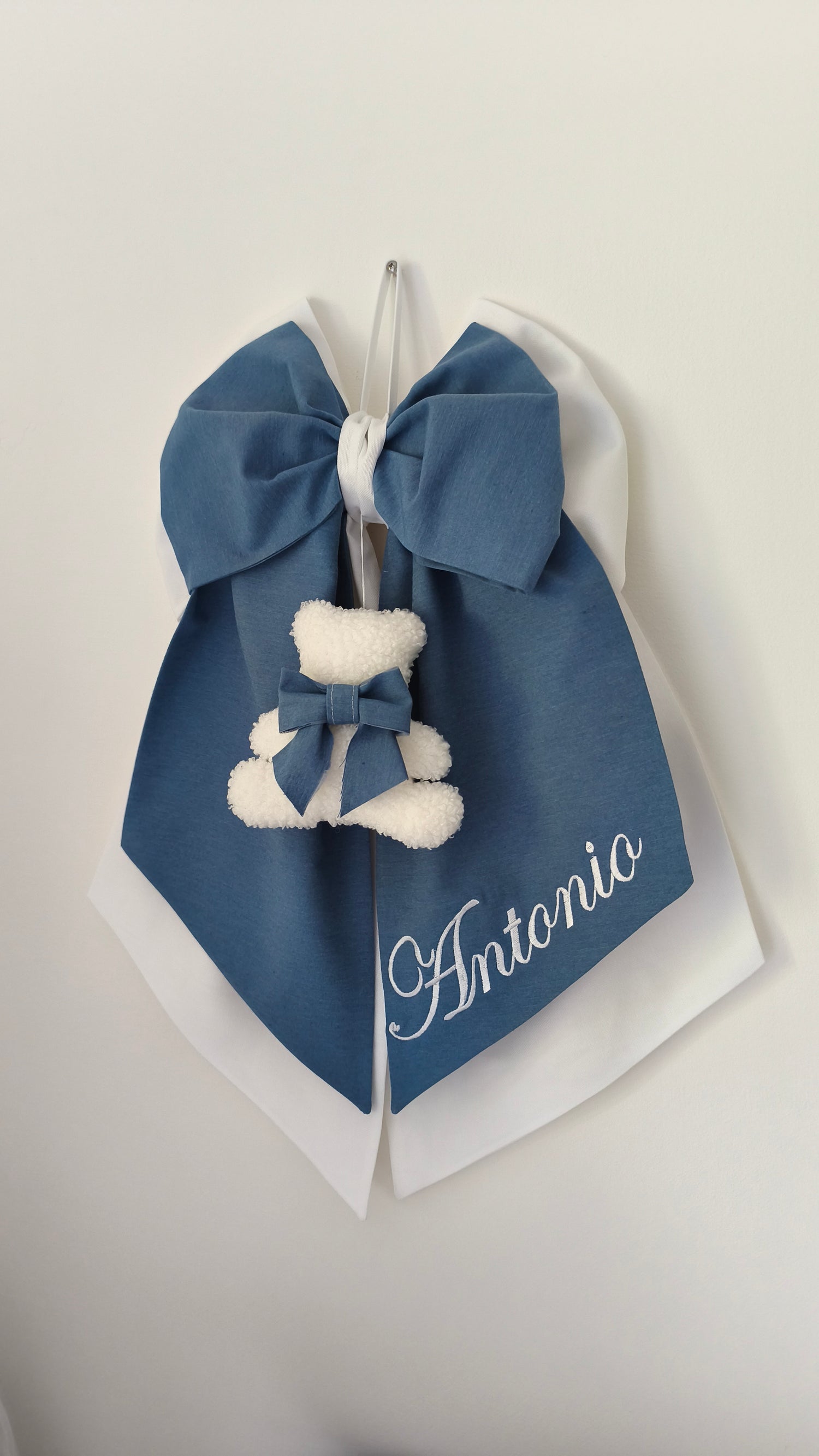 Fiocco nascita personalizzato azzurro con nome ricamato e orsetto bouclé bianco, cucito a mano