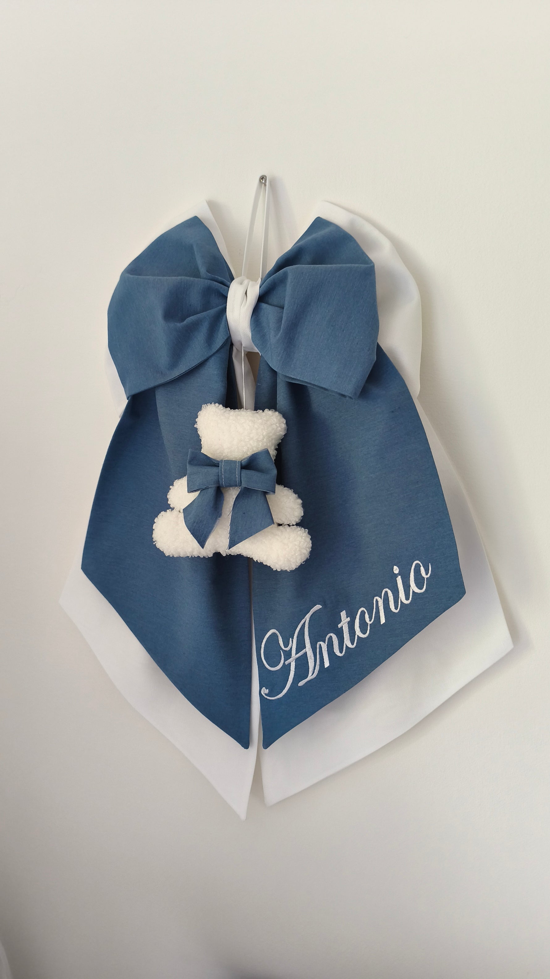 Fiocco nascita personalizzato azzurro con nome ricamato e orsetto bouclé bianco, cucito a mano