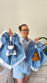 Fiocco nascita personalizzato azzurro con nome ricamato e orsetto bouclé bianco con fiocco e caramello, idea regalo nascita