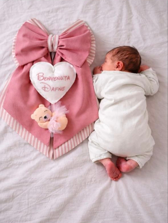 Fiocco nascita bambina rosa con cuore e nome ricamato su velluto, idea regalo nascita femminuccia personalizzabile con orsetto decorativo