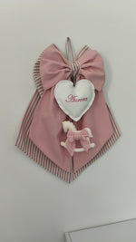 Fiocco nascita bimba in cotone rosa antico a righe con cuore bianco, nome ricamato e cavalluccio a dondolo con fiocchetto, fatto a mano