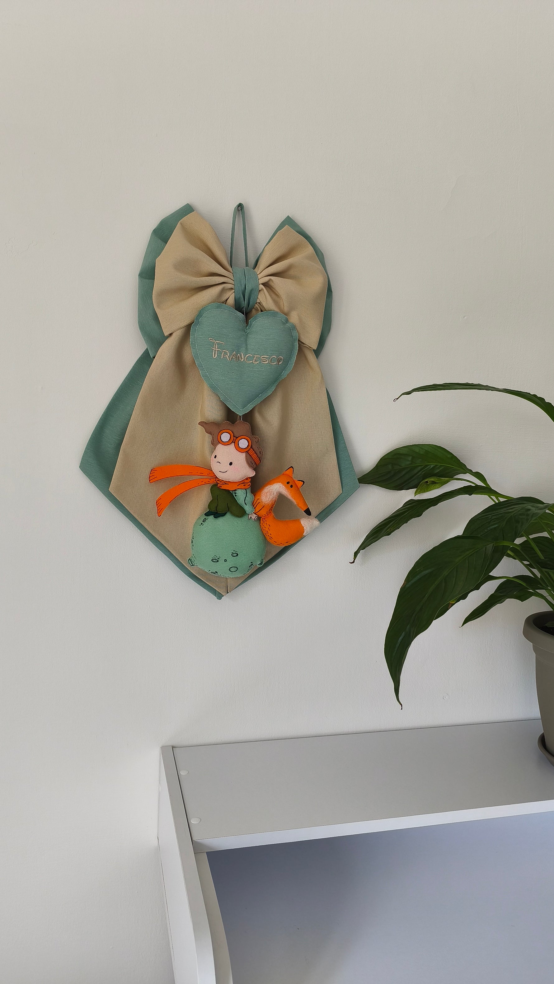 Fiocco nascita personalizzato tema Il Piccolo Principe, bicolore verde salvia e beige con cuore verde ricamato fatto a mano