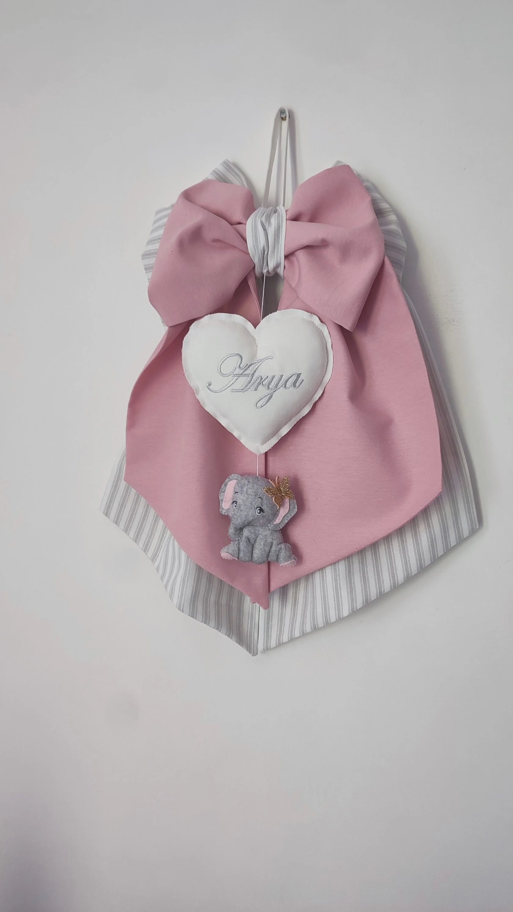 Fiocco nascita bimba rosa e righe grigie con cuore bianco, nome ricamato ed elefantina in feltro con dettaglio dorato, fatto a mano