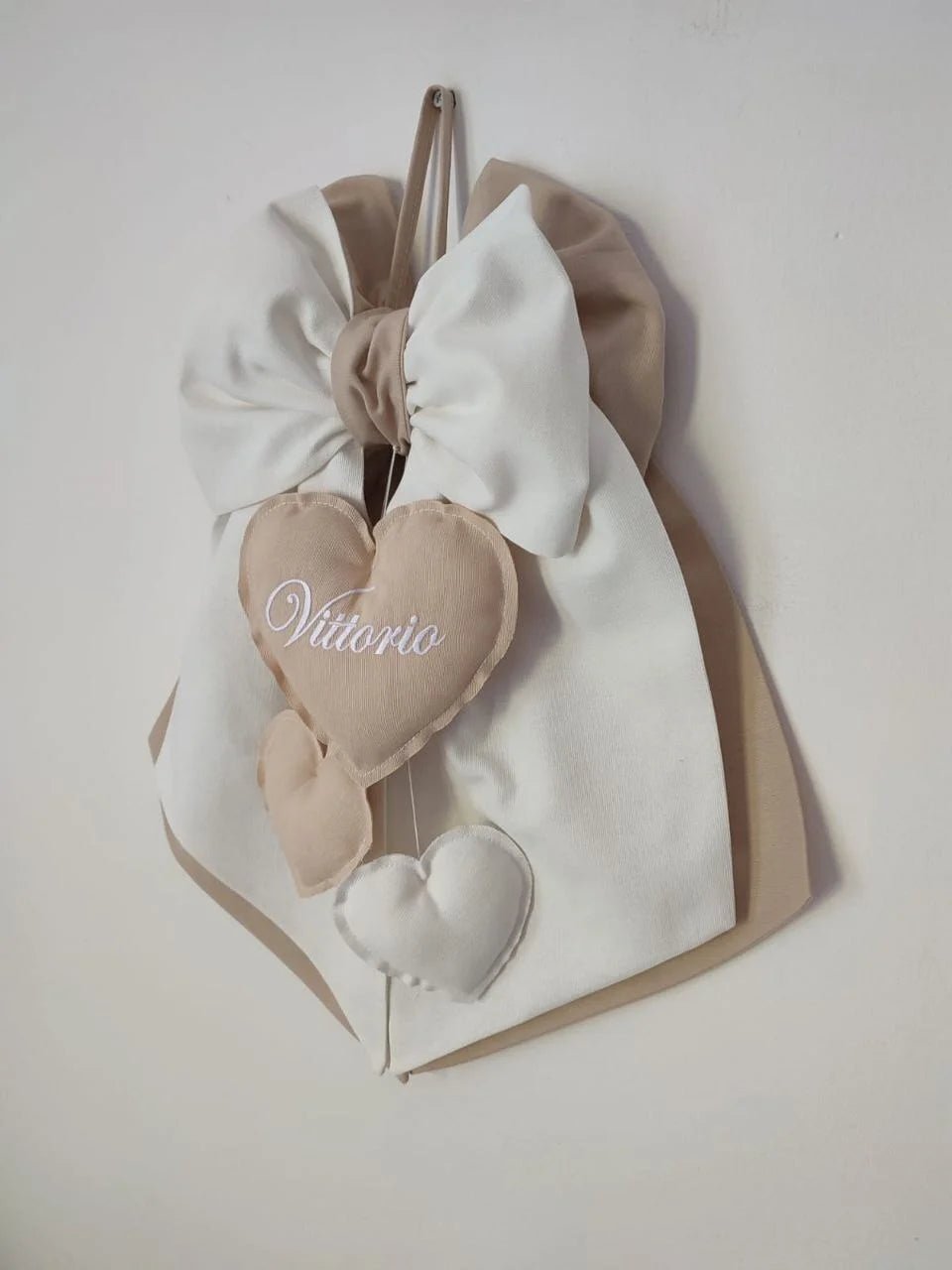 Fiocco Nascita Personalizzato Tre Cuoricini/Stelline Beige/Grigio Unisex – Urgenza in 24 ore! - universo del bambino