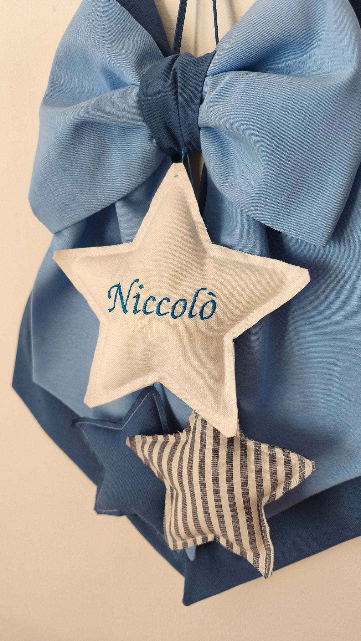 Fiocco Nascita Personalizzato Tre Cuoricini/Stelline Blu/Azzurro – Urgenza in 24 ore! - universo del bambino