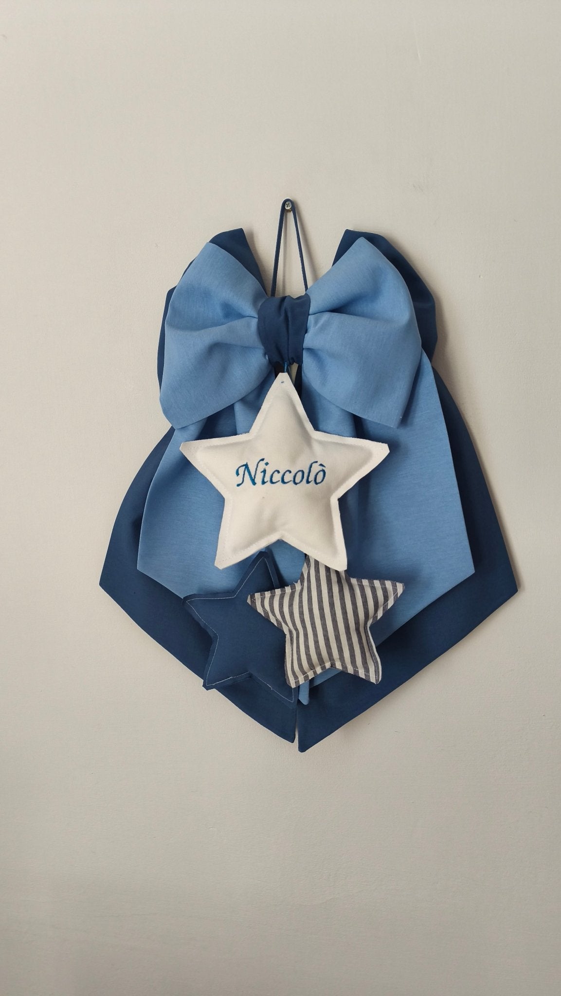 Fiocco Nascita Personalizzato Tre Cuoricini/Stelline Blu/Azzurro – Urgenza in 24 ore! - universo del bambino