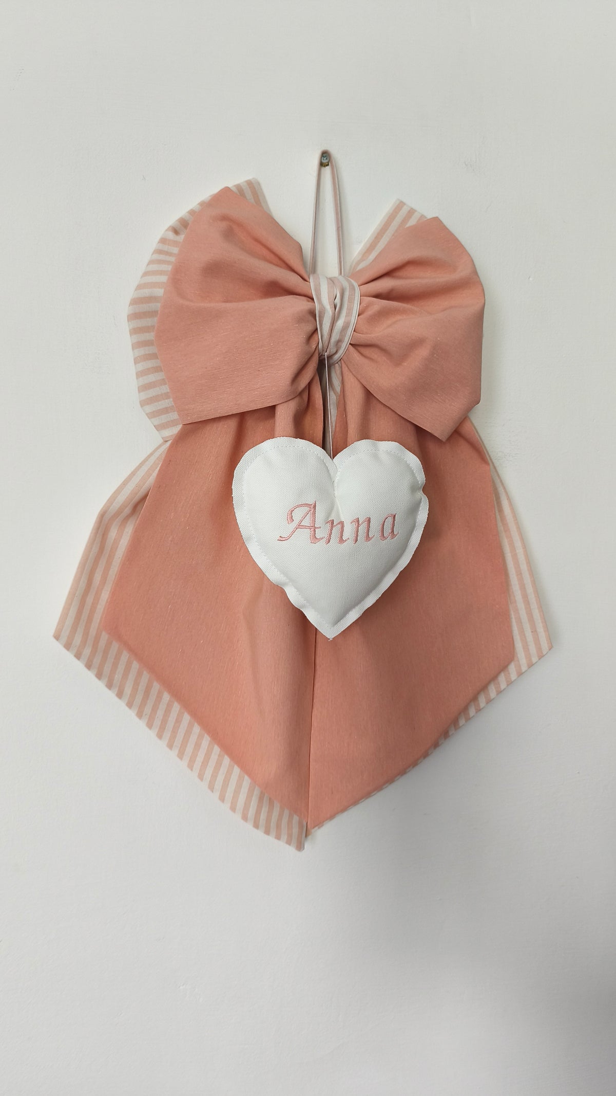  Fiocco nascita bimba color pesca e bianco a righe con cuore imbottito personalizzato con nome ricamato, fatto a mano.