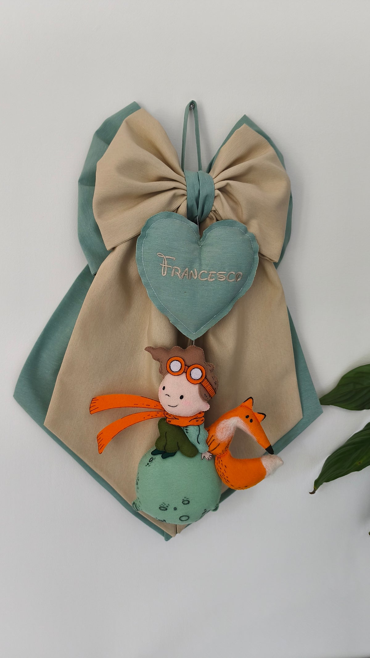 Fiocco nascita bimbo tema Piccolo Principe verde salvia e beige con cuore ricamato personalizzato, Piccolo Principe e volpe in feltro su pianeta