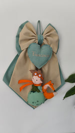 Fiocco nascita bimbo tema Piccolo Principe verde salvia e beige con cuore ricamato personalizzato, Piccolo Principe e volpe in feltro su pianeta