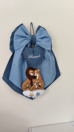 Fiocco nascita azzurro personalizzabile a tema Re Leone con cuore ricamato e famiglia di Simba in feltro