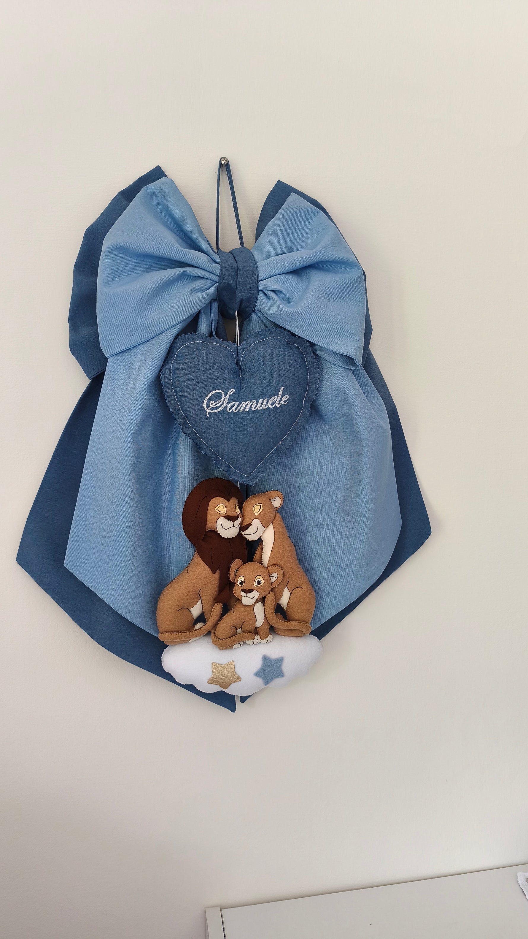 Fiocco nascita azzurro personalizzabile a tema Re Leone con cuore ricamato e famiglia di Simba in feltro