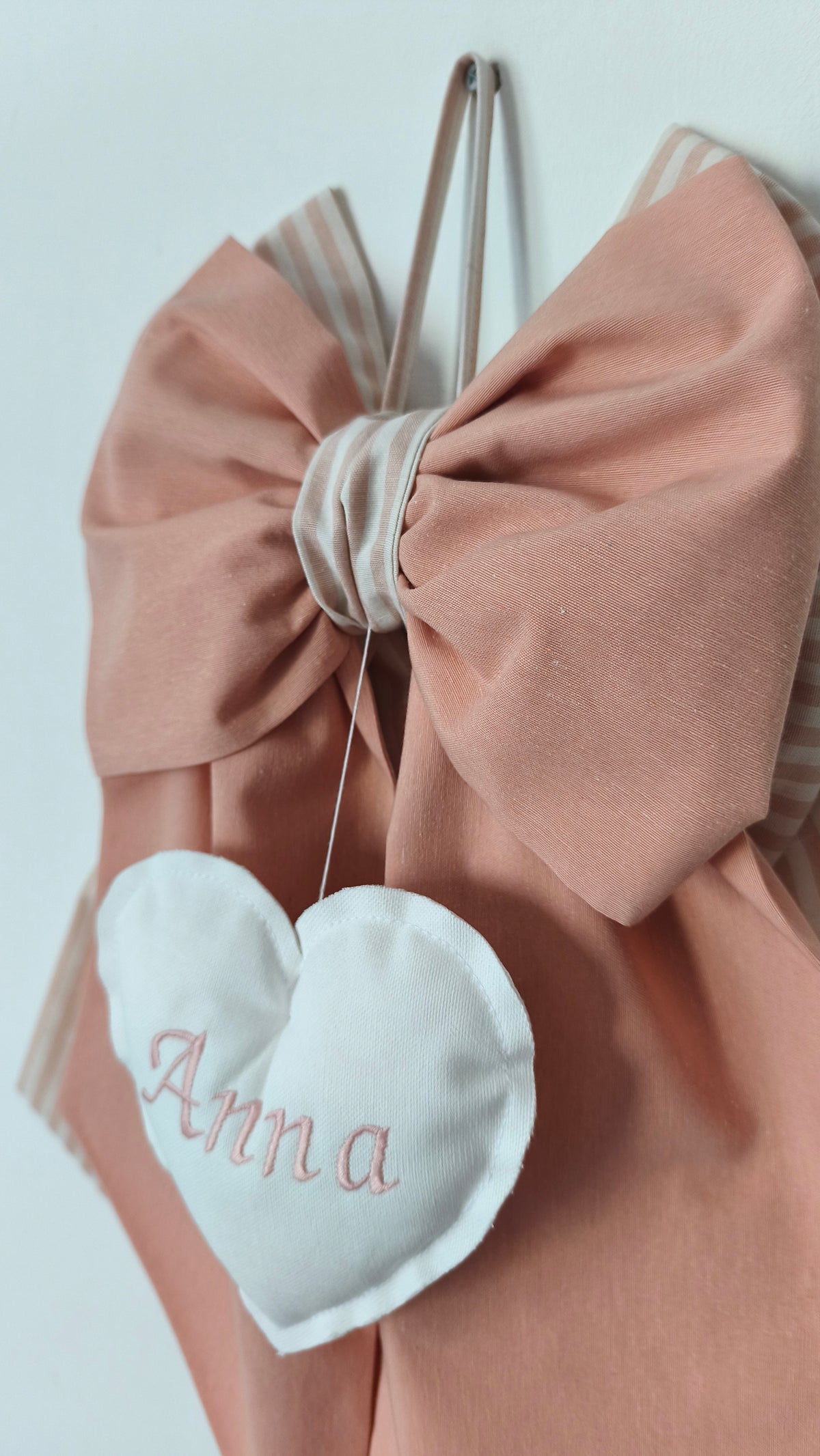 Fiocco nascita artigianale rosa antico con dettagli a righe e cuore centrale con nome a scelta per neonata.