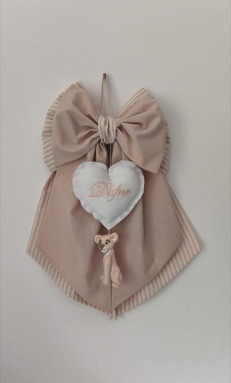 Fiocco nascita rosa antico da appendere con grande fiocco a righe, cuore personalizzato e leoncino.