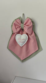 Fiocco nascita artigianale in tessuto rosa baby e verde salvia a righe con grande cuore bianco imbottito e doppio nome ricamato.