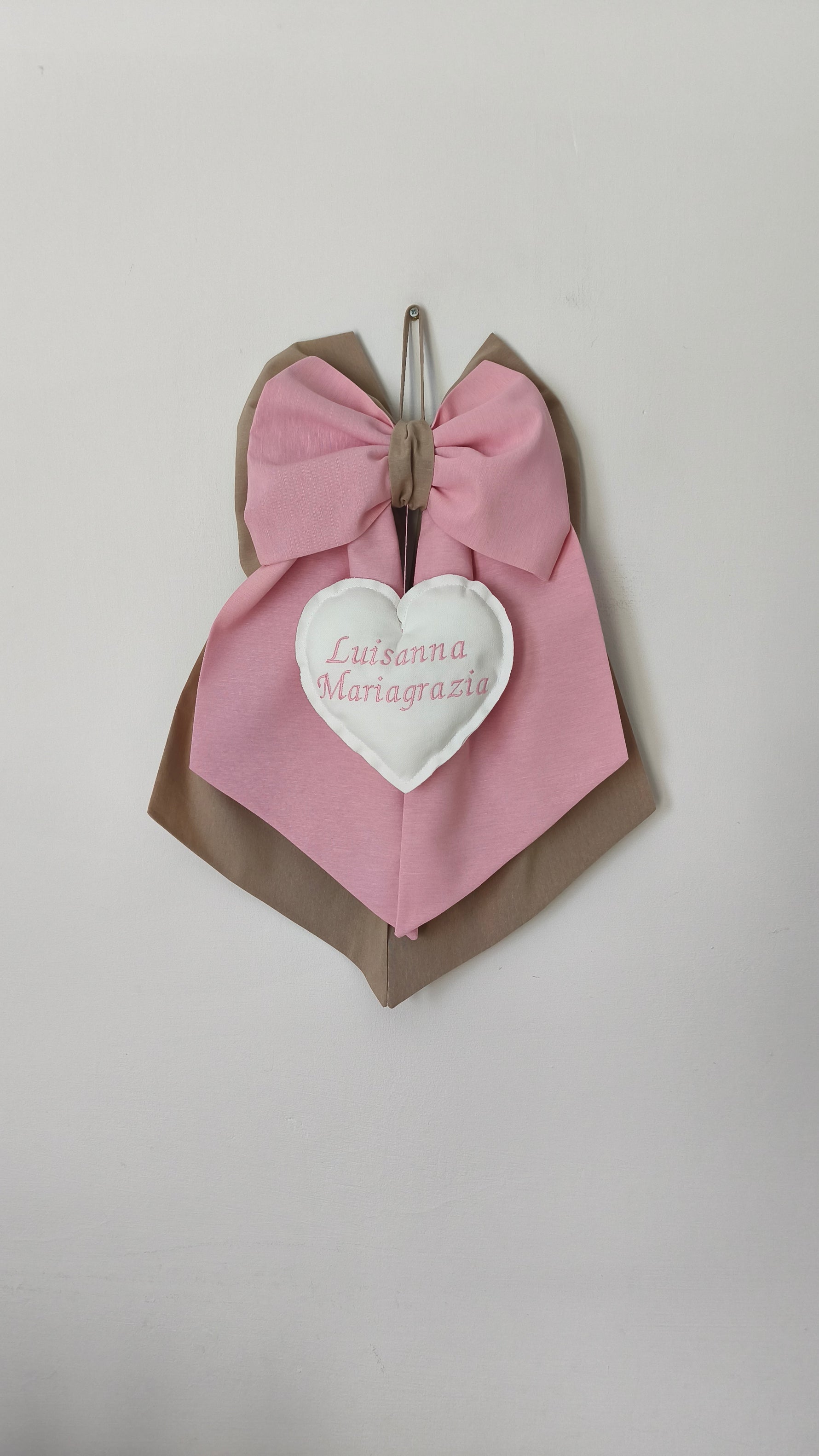Fiocco nascita bimba rosa baby e tortora con cuore bianco centrale, personalizzato con doppio nome ricamato, fatto a mano.