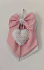 Fiocco nascita rosa e bianco con cuore centrale ricamato Benvenuta in filo rosa sfumato e code doppie in tessuto.