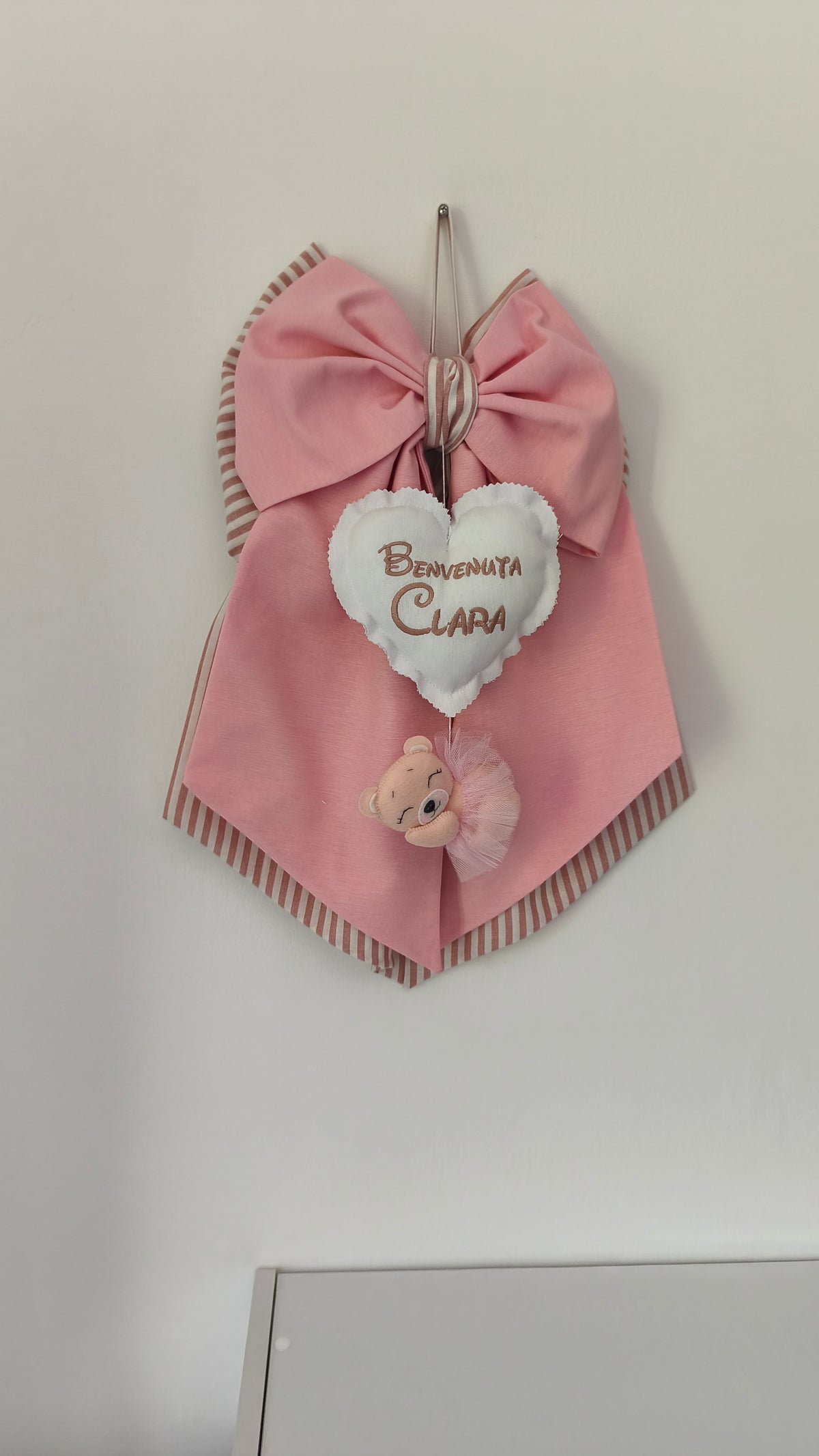 Fiocco nascita rosa a righe con cuore bianco ricamato Benvenuta e orsetta ballerina pendente con tutù in tulle.