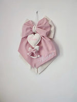 Fiocco nascita artigianale bimba rosa antico e bianco con cuore ricamato cavallino dondolo e nome personalizzato scritta laterale