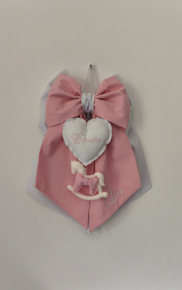 Fiocco nascita rosa e bianco con cuore ricamato, doppio sfondo e piccolo cavallo a dondolo pendente in tessuto imbottito.