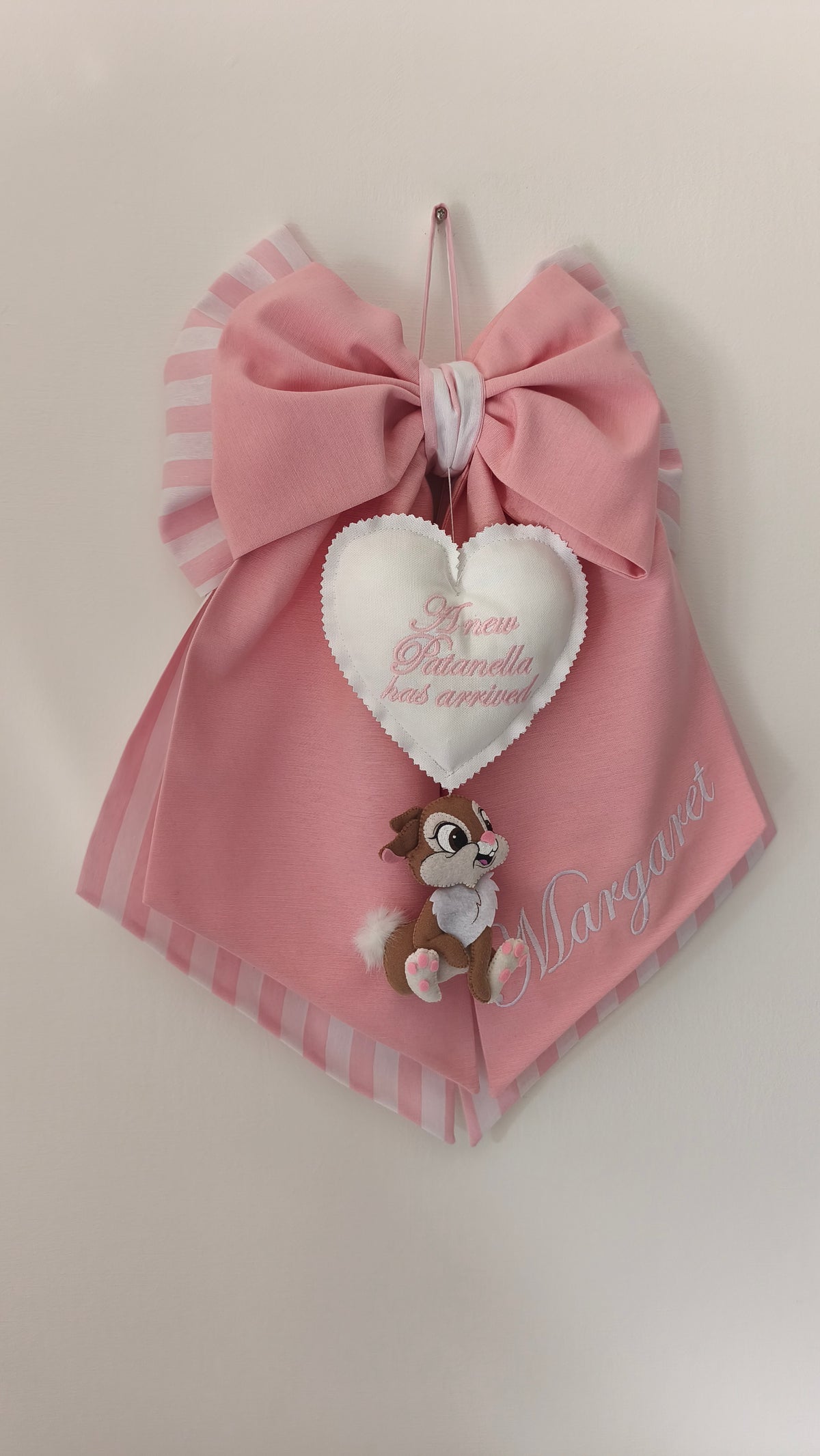 Fiocco nascita rosa a righe con coniglietto e cuore ricamato personalizzabile e scritta laterale 