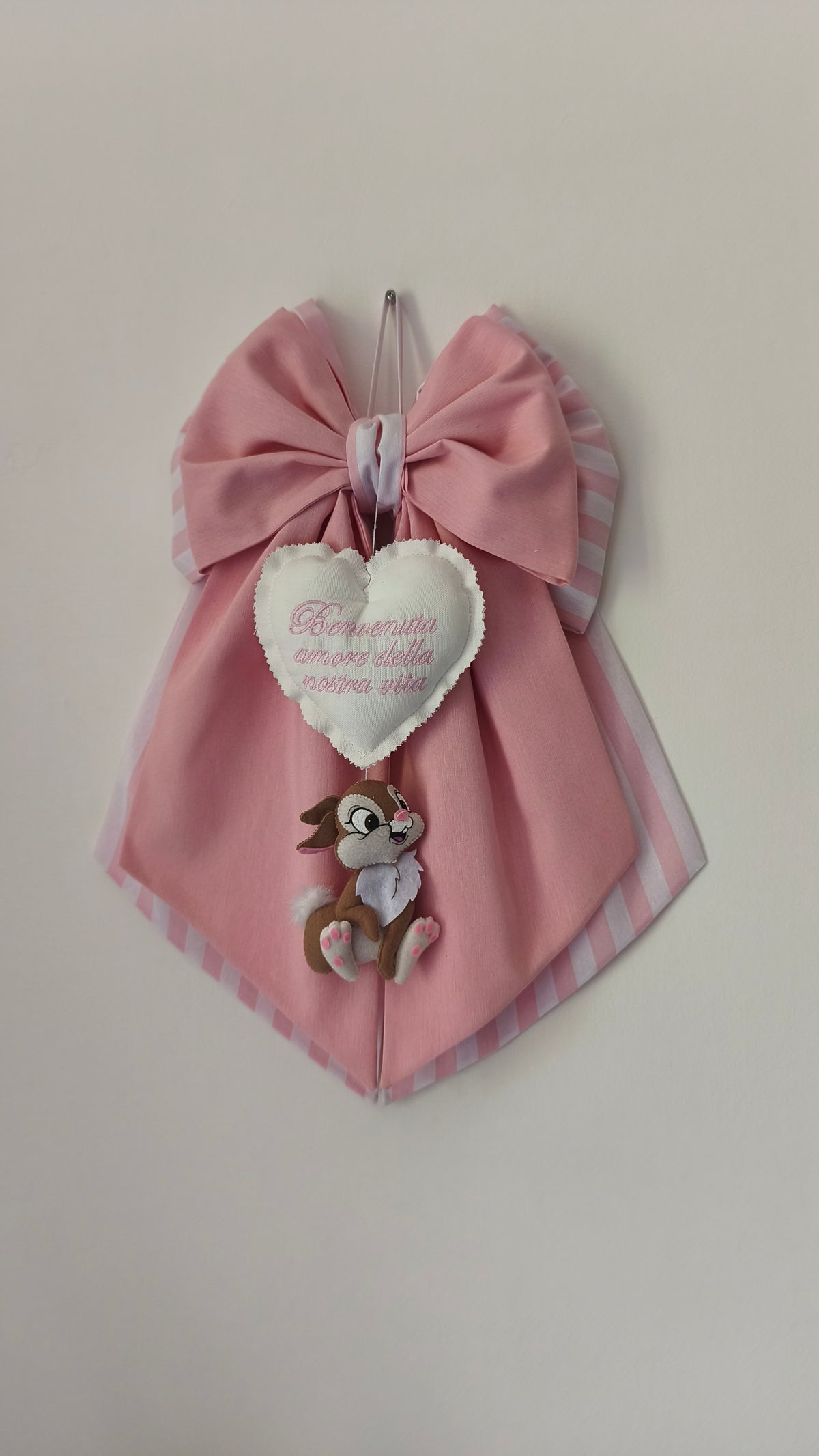 Fiocco nascita rosa personalizzato a forma di grande fiocco con ricamo a cuore e peluche del coniglietto Tamburino 