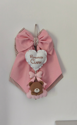 Fiocco nascita bimba rosa a stola con righe, cuore bianco ricamato e orsetto marrone che dorme su nuvola