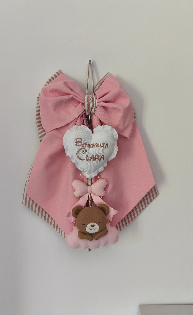 Fiocco nascita bimba rosa a stola con righe, cuore bianco ricamato e orsetto marrone che dorme su nuvola