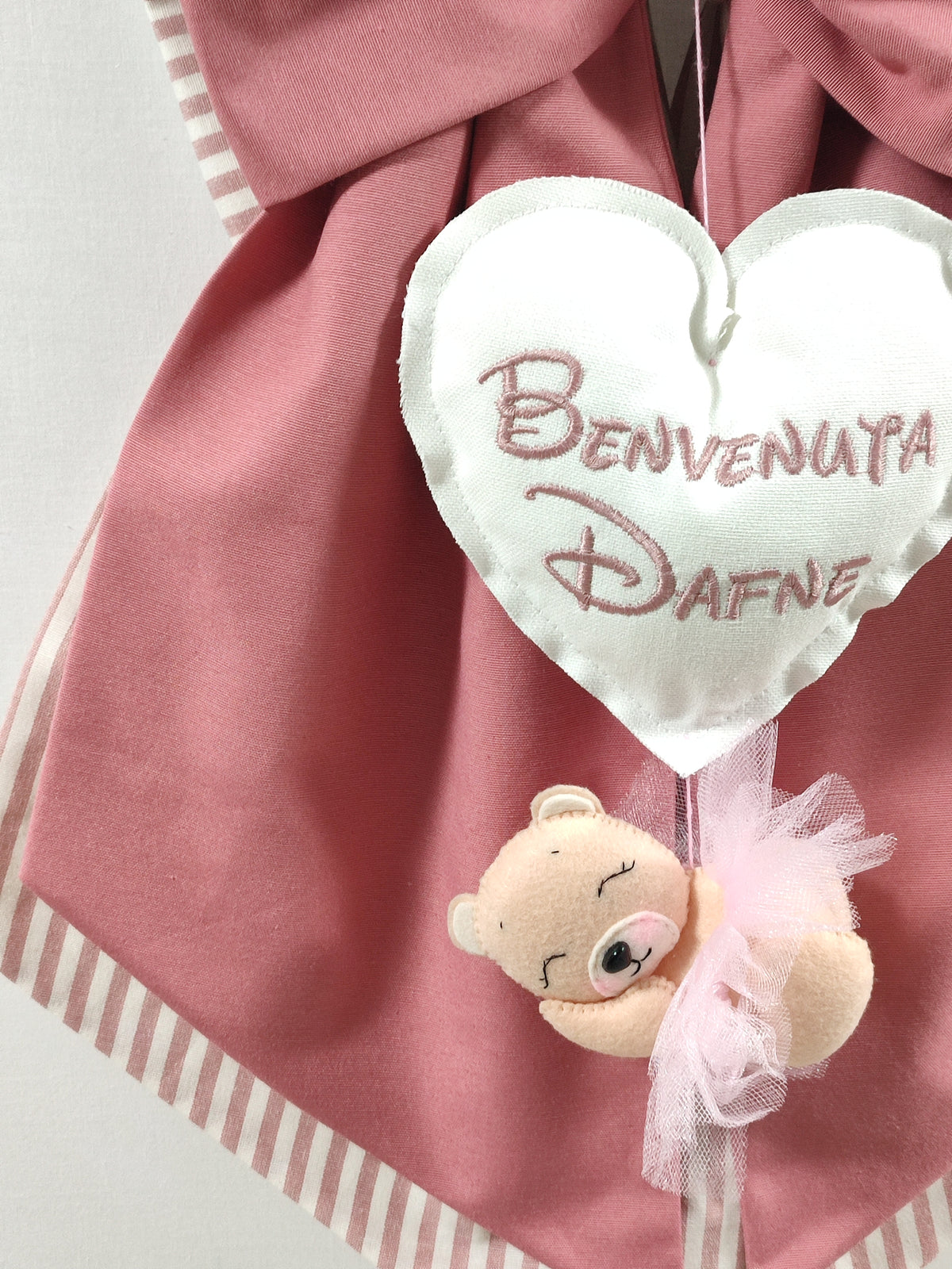 Fiocco nascita rosa antico con righe bianche cuore ricamato nome e orsetta ballerina in pannolenci decorazione nascita bimba