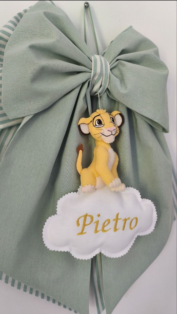 Dettaglio fiocco nascita con Simba e nuvoletta bianca con nome personalizzato, decorazione nascita bambino
