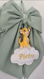 Dettaglio fiocco nascita con Simba e nuvoletta bianca con nome personalizzato, decorazione nascita bambino