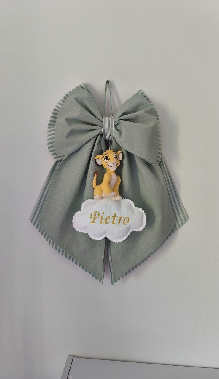 Fiocco nascita verde salvia con Simba e nuvoletta con nome personalizzato, coccarda nascita bambino da appendere alla porta