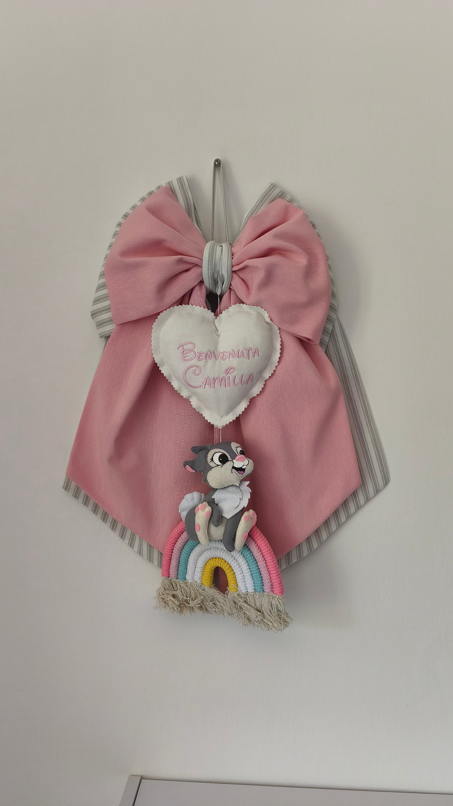 Fiocco nascita rosa personalizzabile con cuore ricamato, coniglietto Tamburino Disney e arcobaleno in feltro.