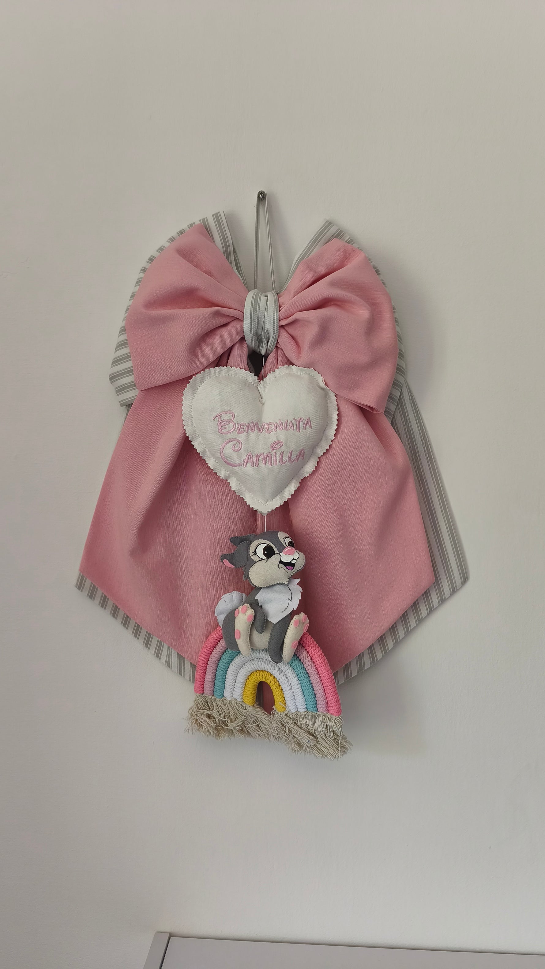 Fiocco nascita rosa personalizzabile con cuore ricamato, coniglietto Tamburino Disney e arcobaleno in feltro.