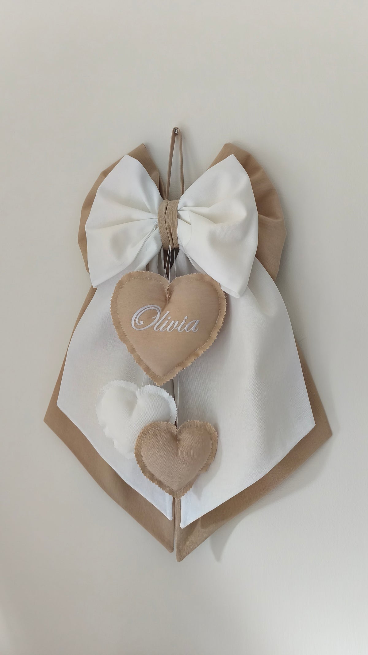 Fiocco nascita tortora con nome Olivia ricamato e cuoricini pendenti, decorazione porta