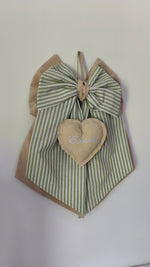 Fiocco nascita verde salvia e beige a righe, cuore ricamato con nome bambino personalizzato