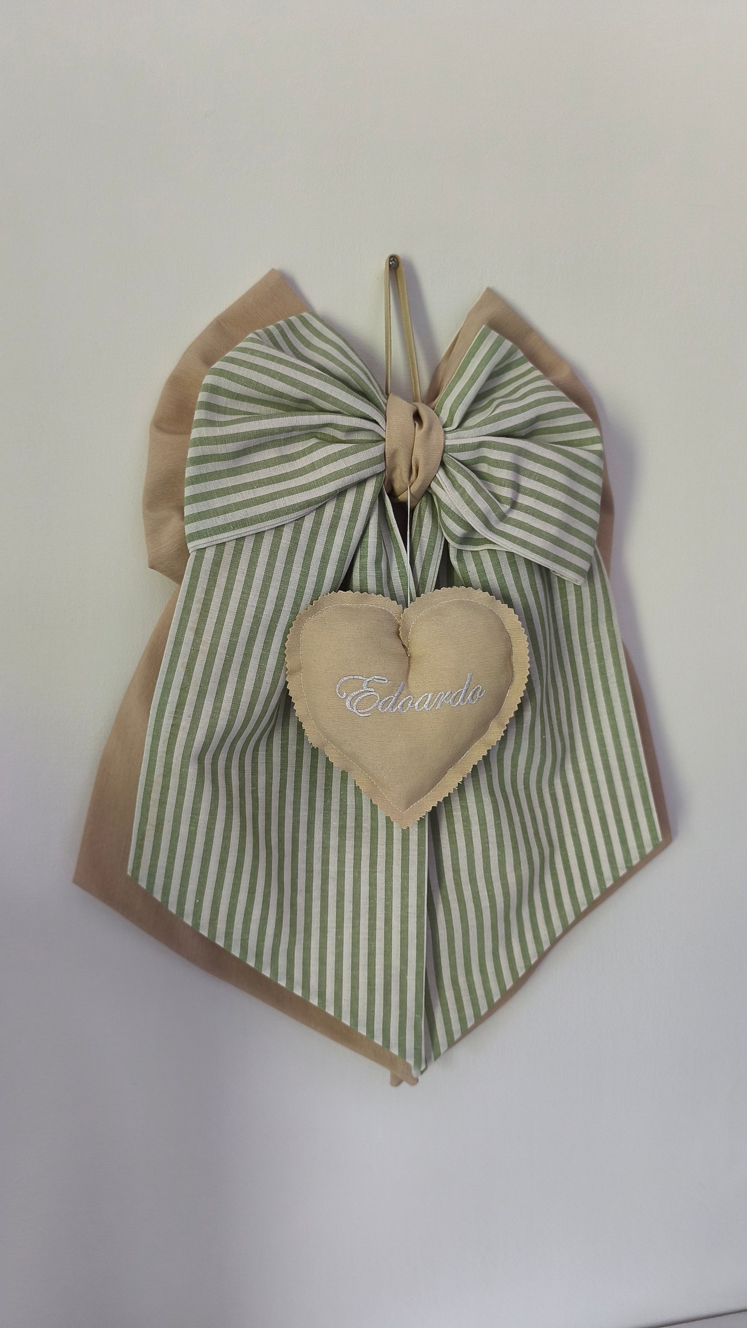 Fiocco nascita verde salvia e beige a righe, cuore ricamato con nome bambino personalizzato