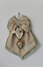 Fiocco nascita beige e verde salvia a righe con mongolfiera pendente, piccolo leone in tessuto e coda personalizzabile.