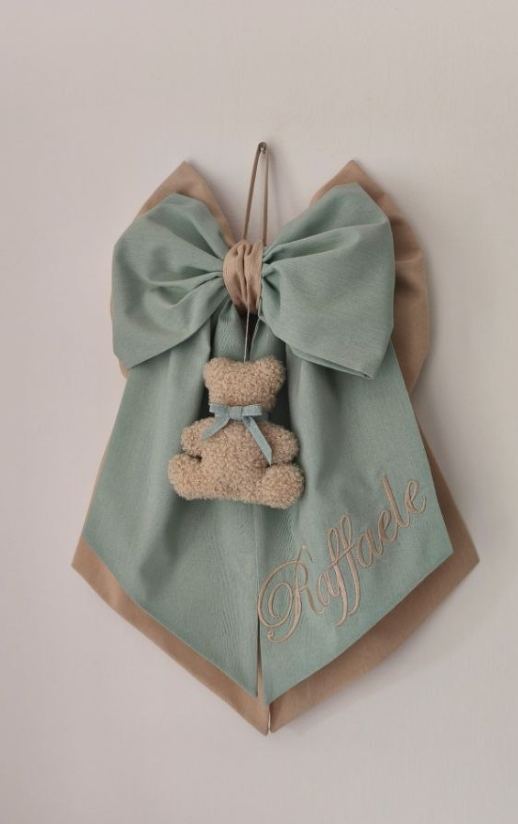 Fiocco nascita verde salvia e color nocciola con orsetto pendente in morbido bouclé beige chiaro