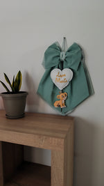 Fiocco nascita verde salvia con nome ricamato su cuore bianco e leoncino decorativo – fiocco nascita personalizzato artigianale per porta ospedale